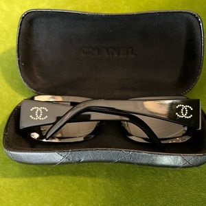 CHANEL sunglasses with rhinestone CC